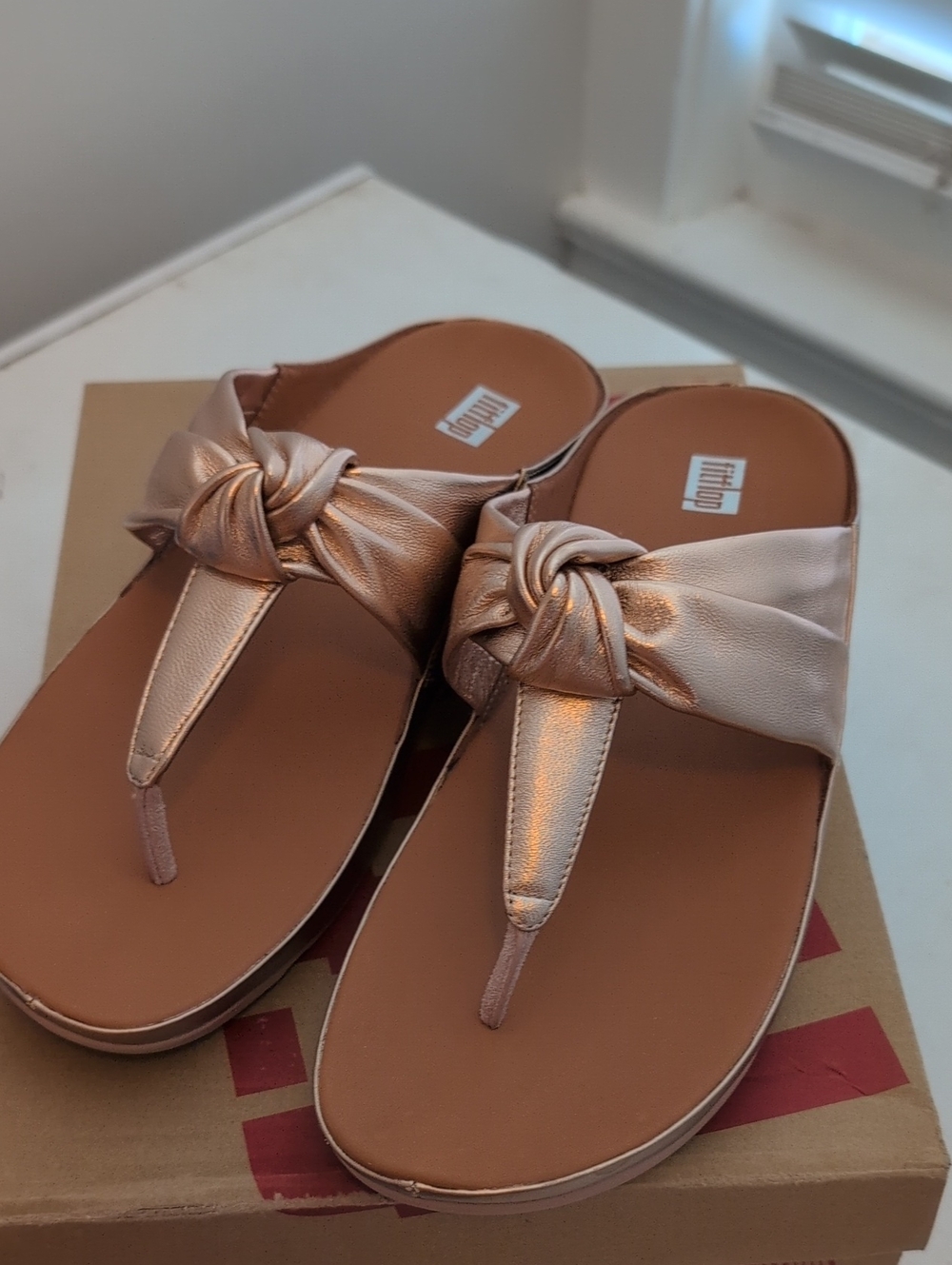 Fitflop Metallic Rose Gold Knot Thong Sandals - Women Size 10